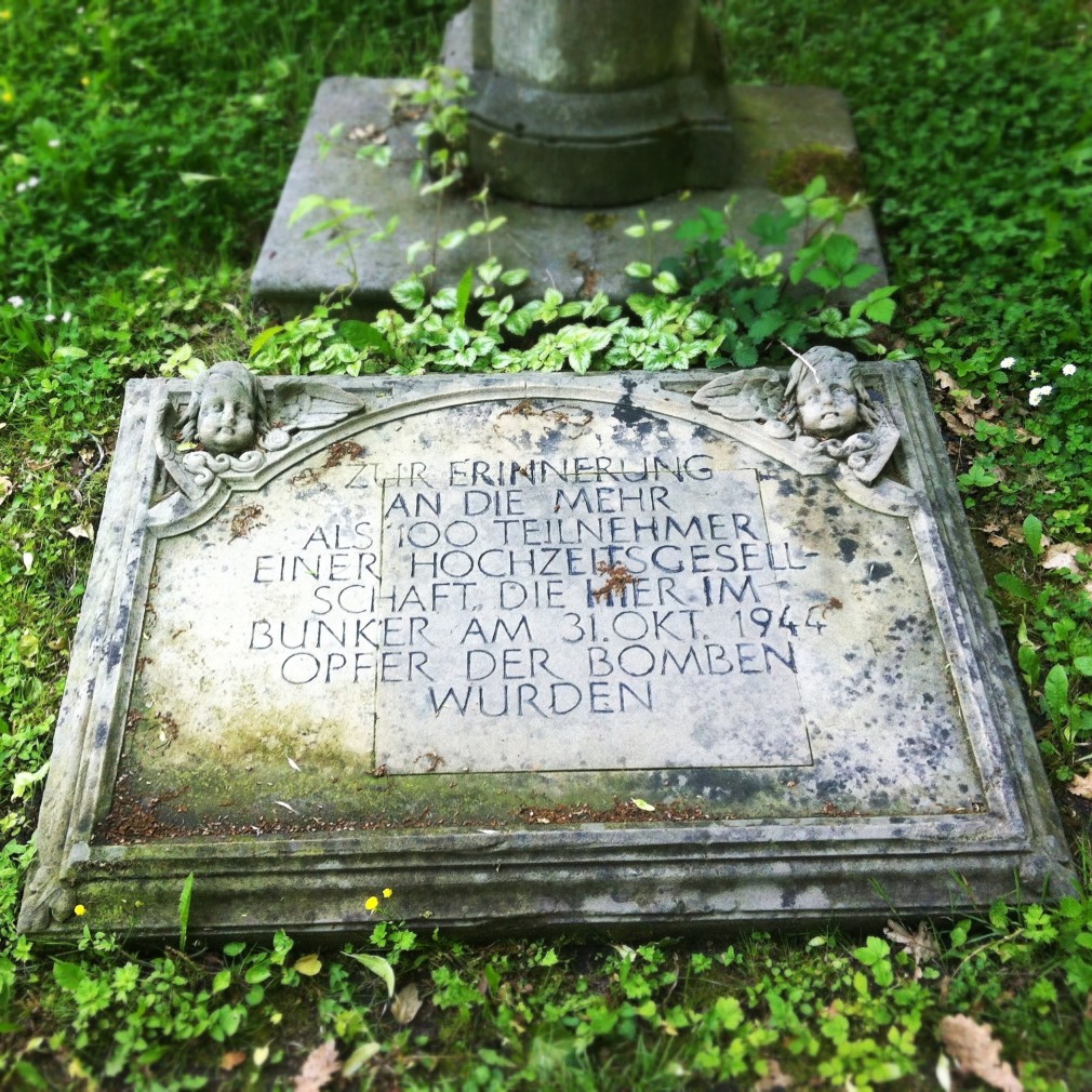 Inschrift eines Grabsteines auf dem Melatenfriedhof, Köln