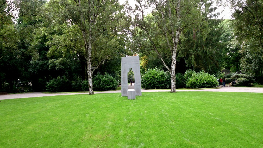 Das Kunstwerk "Steintor" auf dem Kölner Melatenfriedhof