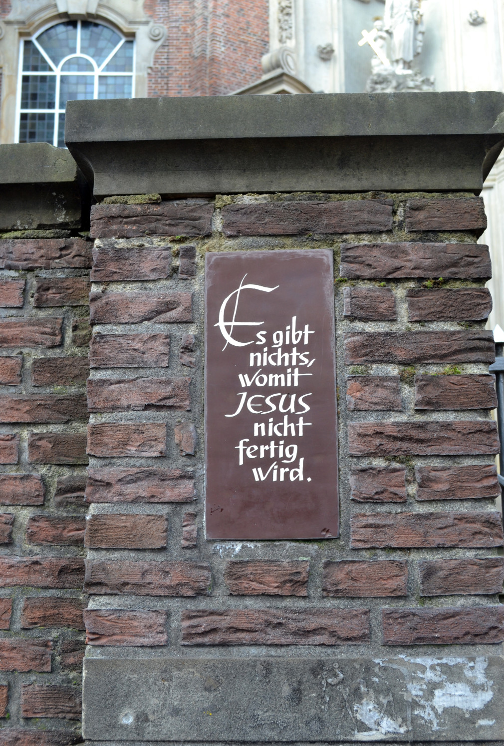 "Es gibt nichts, womit Jesus nicht fertig wird" - Schild an der St.-Joseph-Kirche (Große Freiheit, St. Pauli)