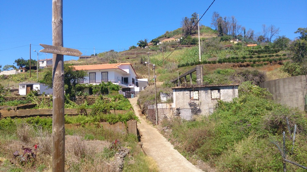 Ein Holzschild in Assomada weist den Weg zur Levada, die nach Camacha führt