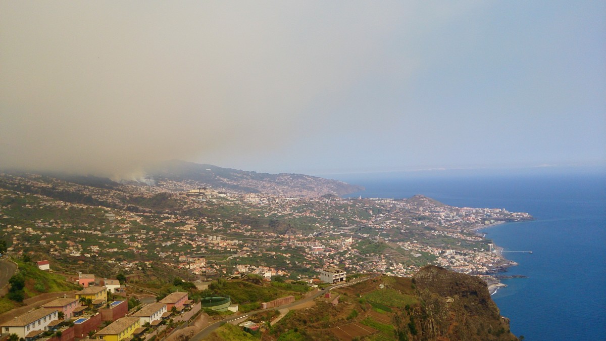 Blick auf Funchal und einen qualmenden Brandherd oberhalb Funchals