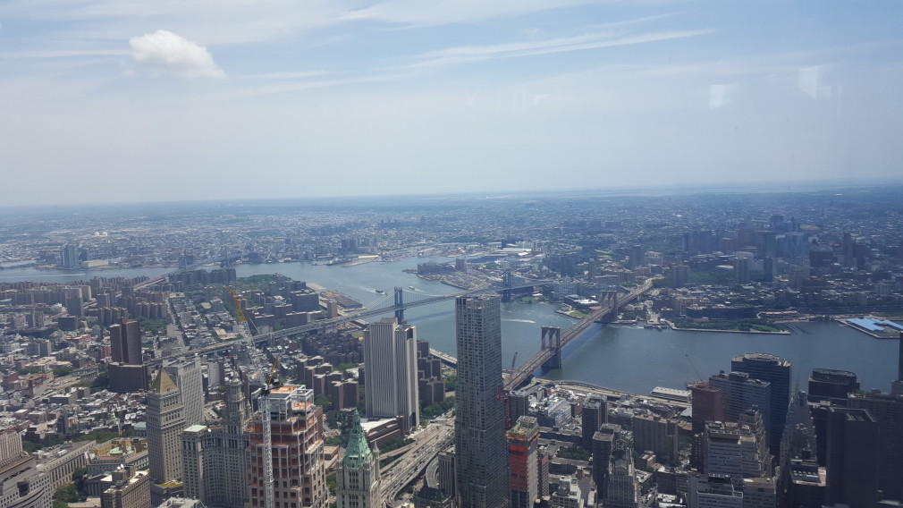 Blick vom One World Observatory auf Manhattan Bridge und Brooklyn Bridge