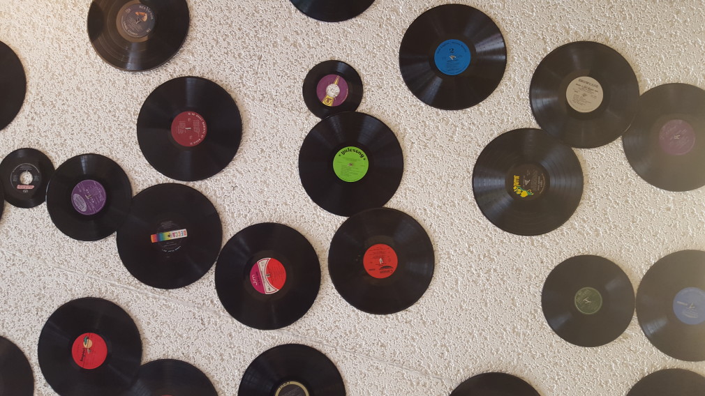 Schallplatten an der Decke im House of Flavors, Manistee