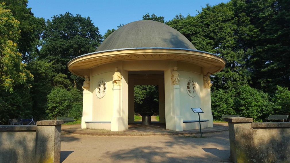 Brunnentempel im Fritz-Encke-Volkspark