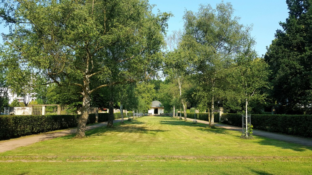 Blick auf den Brunnentempel im Fritz-Encke-Volkspark