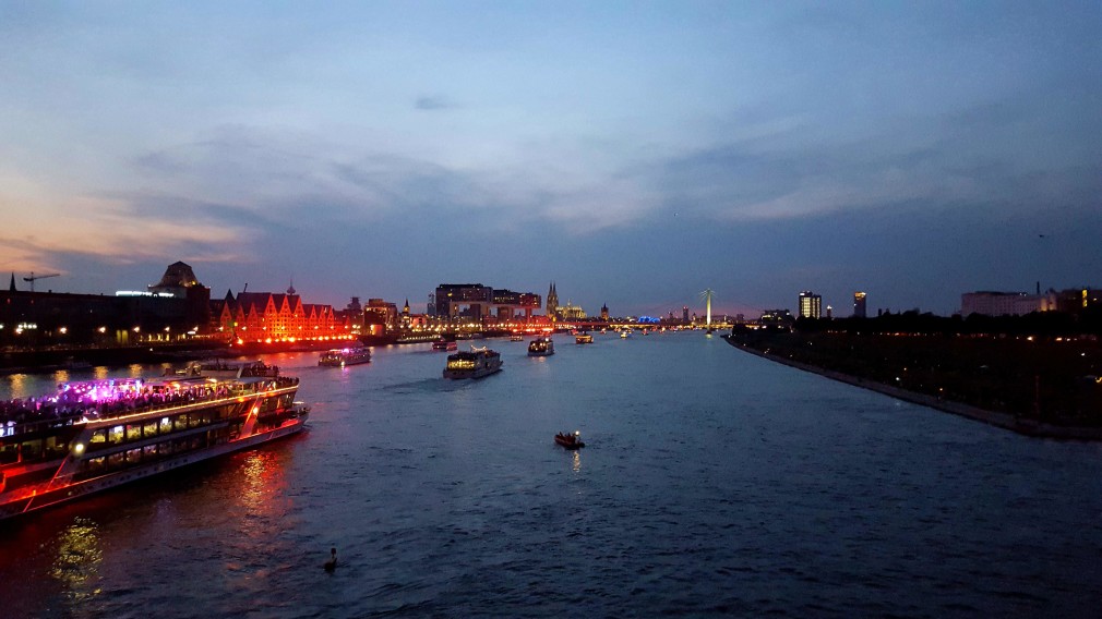 Blick von der Kölner Südbrücke auf den Rheinauhafen, Kölner Dom, Severinsbrücke, ...