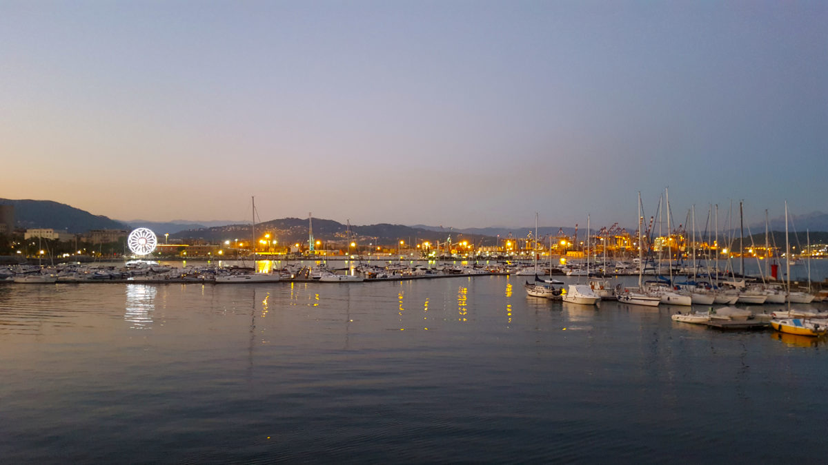 Der Hafen von La Spezia in der Abenddämerung