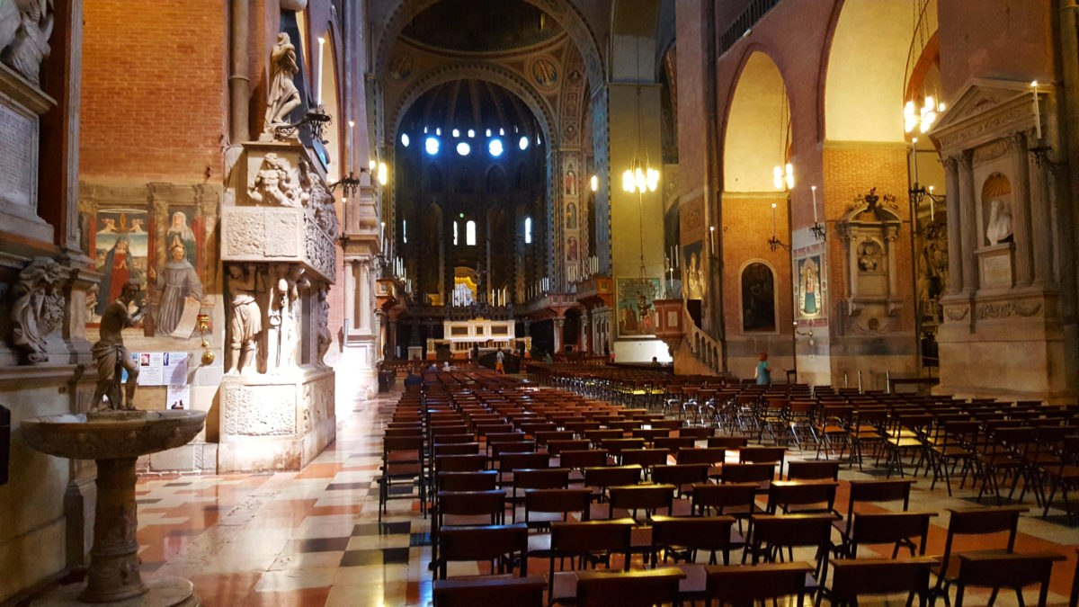 Im Innneren der Basilika des Heiligen Antonius