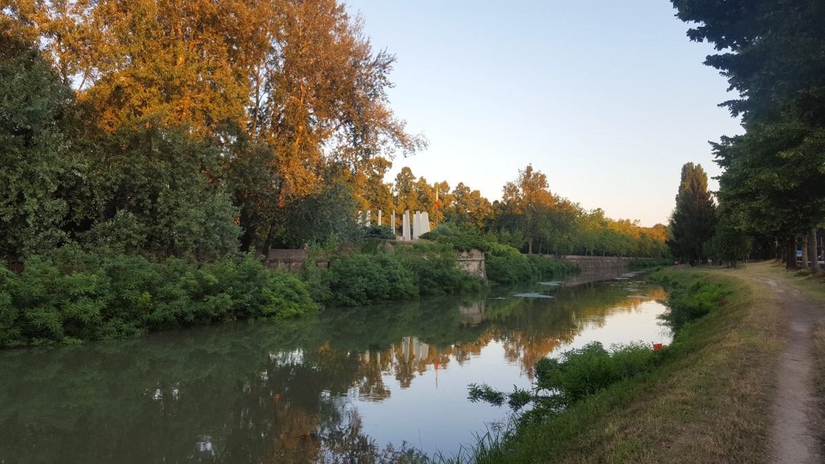 Entlang des Fluss-/Kanalufers im Parco dei Cigni, Padua