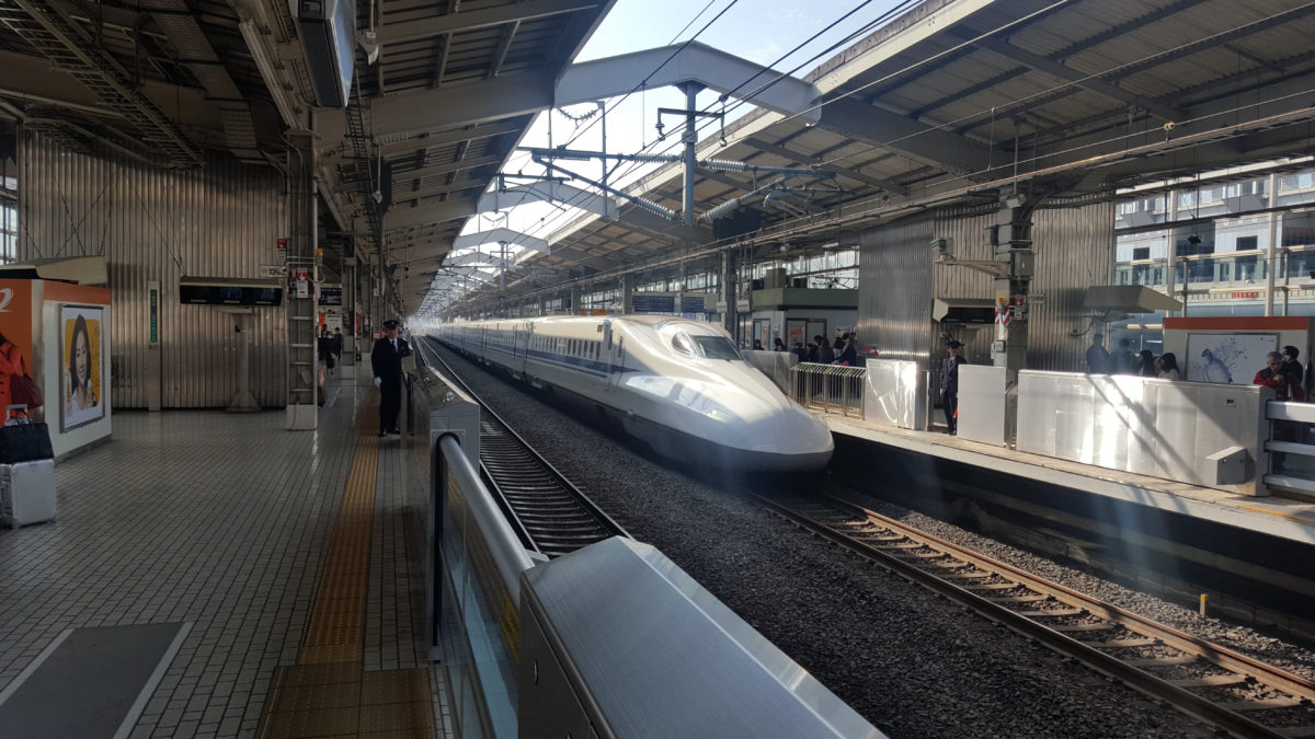 Shinkansen am Bahnhof in Kyoto