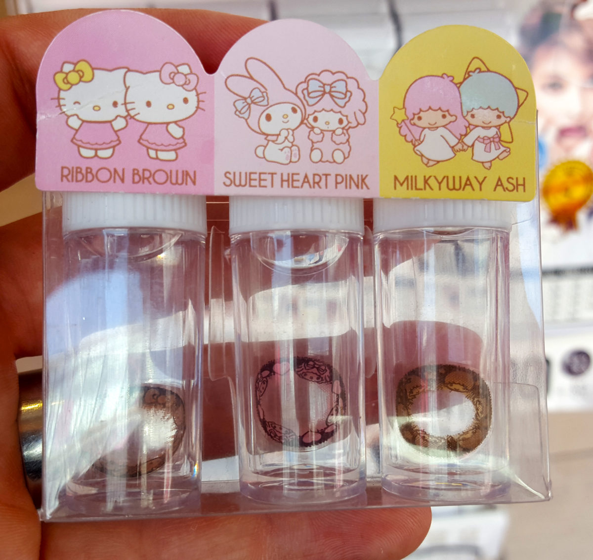 Hello Kitty Kontaktlinsen in Harajuku