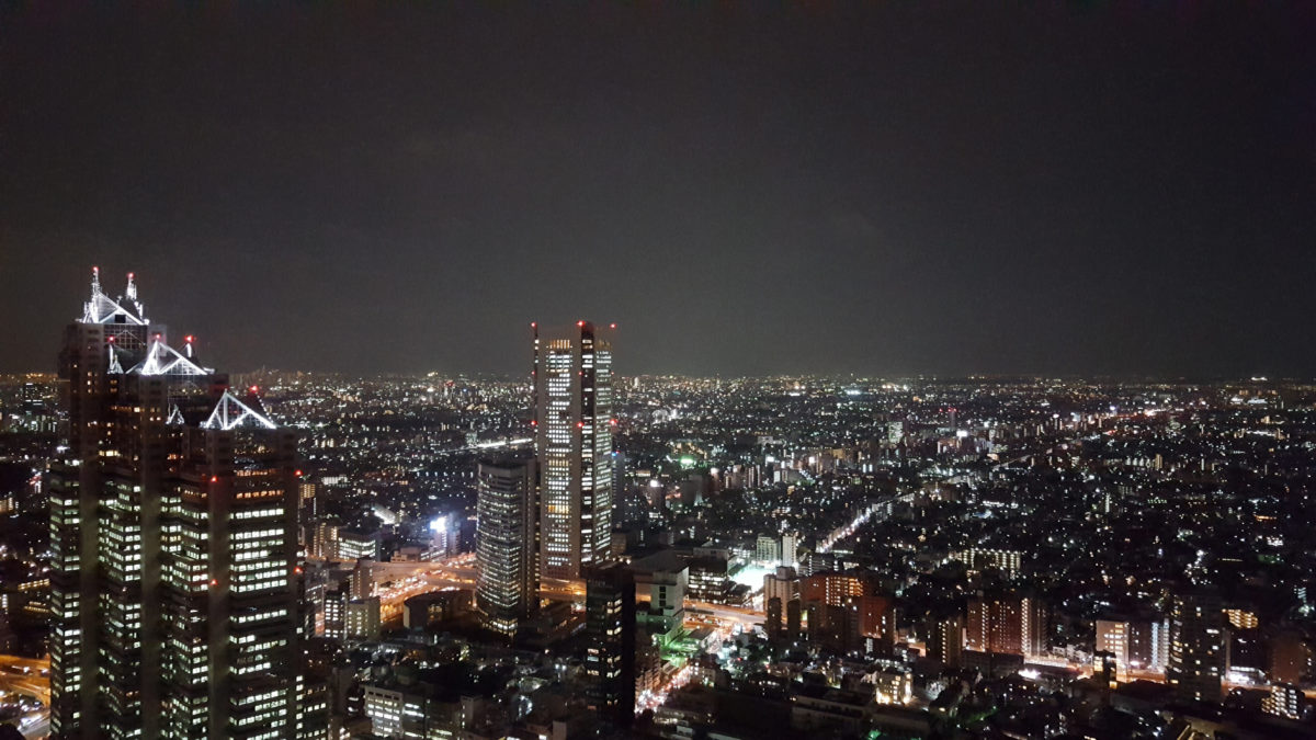 Tokyos Skyline bei Nacht