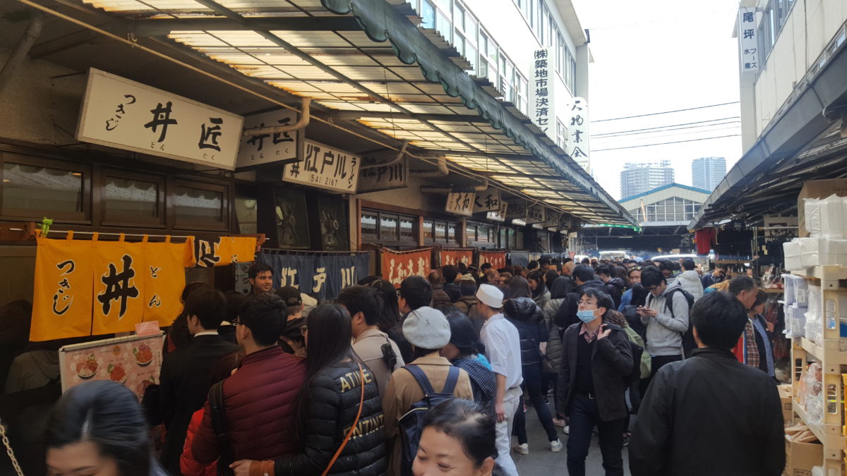 Viel los auf dem Tsukiji-Markt