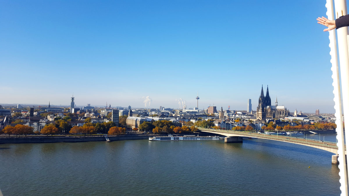 Blick auf den Kölner Dom vom Riesenrad der Deutzer Kirmes