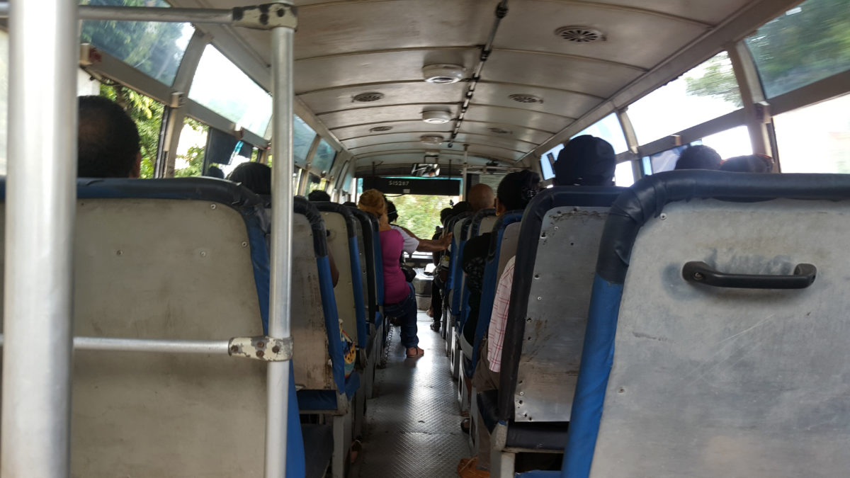 Eine Busfahrt auf Mahé, Seychellen.