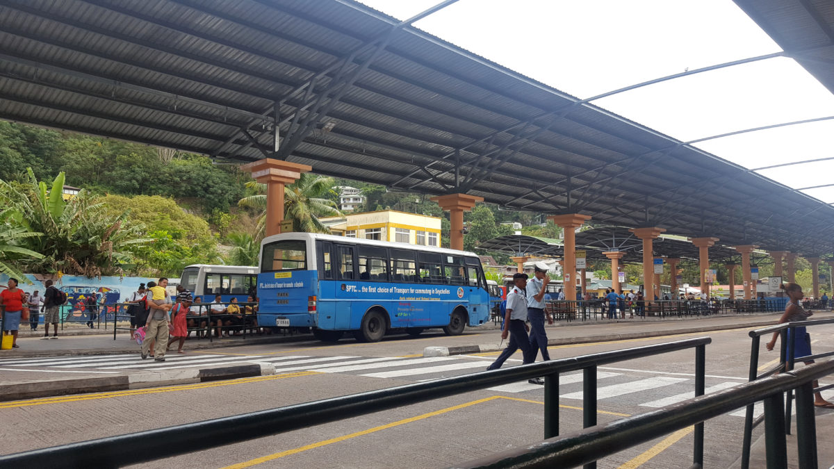 Am zentralen Busbahnhof von Victoria, der Hauptstadt des Inselstaates der Seychellen.