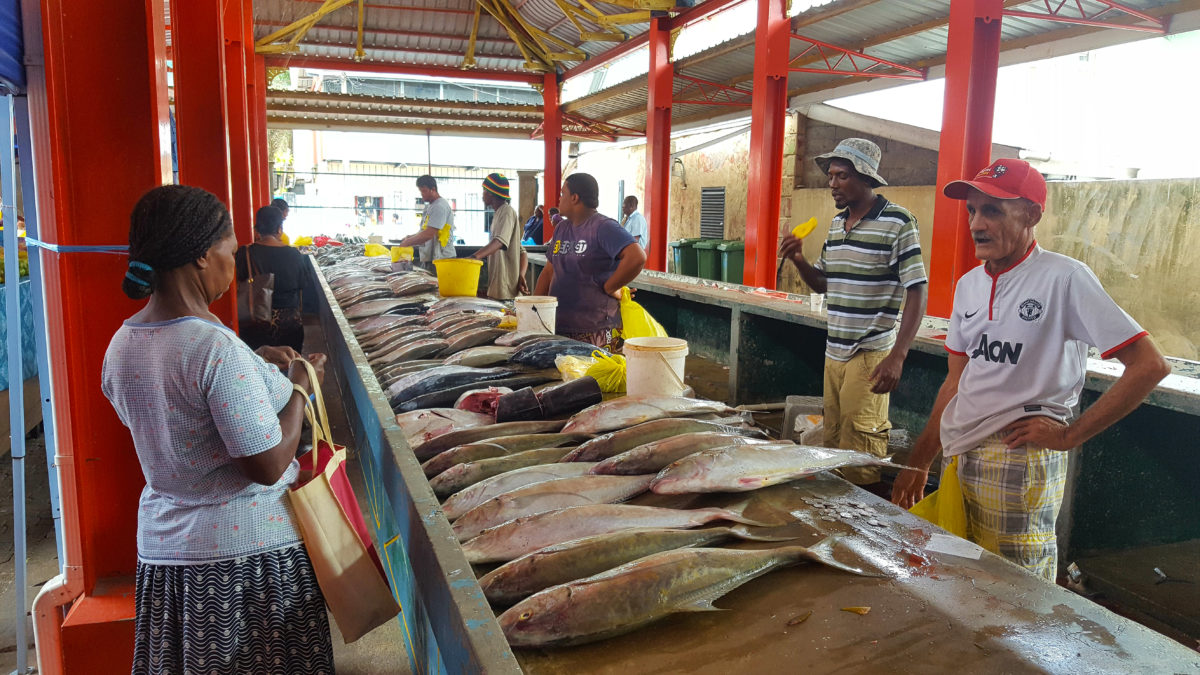 Fische und Fischhändler auf dem Markt in Victoria