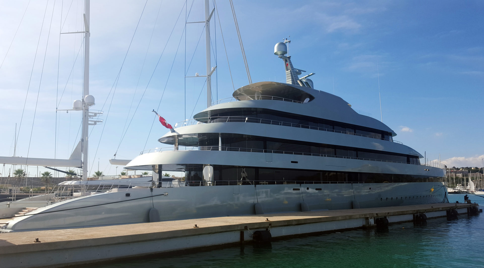 Antibes Tausendundeine Yacht in Port Vauban Kulturbrause.de